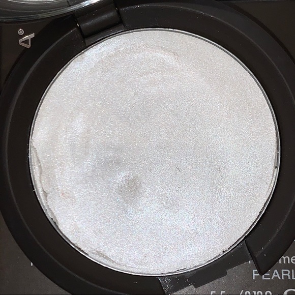 Pearl BECCA Shimmering Skin Perfector Poured Highlighter Cream - Picture 5 of 14